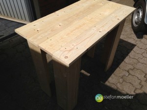 Gartentisch bauen: fertiger Tisch